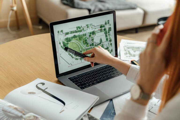 Architekt przegląda projekt krajobrazu na laptopie